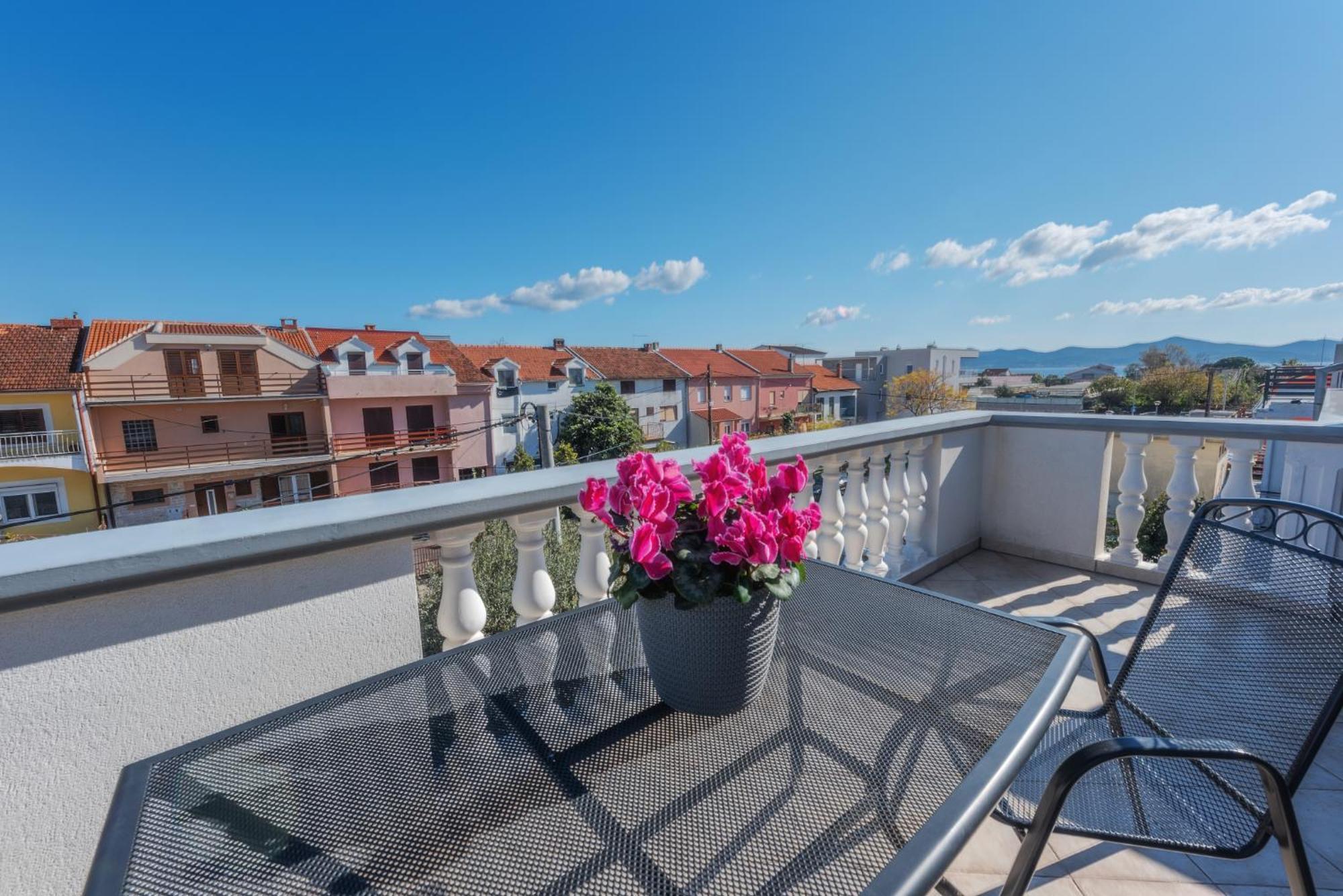 Perica Apartment And Perica Room With Separate Entrance Zadar Exterior photo