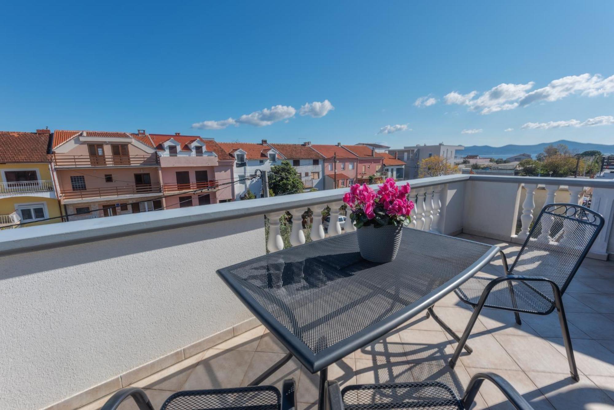 Perica Apartment And Perica Room With Separate Entrance Zadar Exterior photo